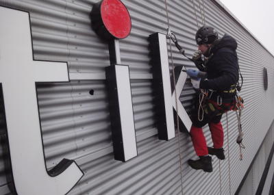 Leuchtwerbung demontieren für Revision und anschliessene Wiedermontage