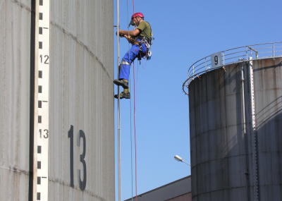 Elektroinstallation in Tanklager, Arbeit am Seil, Höhenarbeit