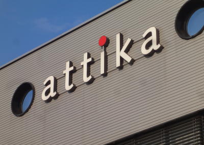 Leuchtwerbung montieren, Arbeit am hängenden Seil