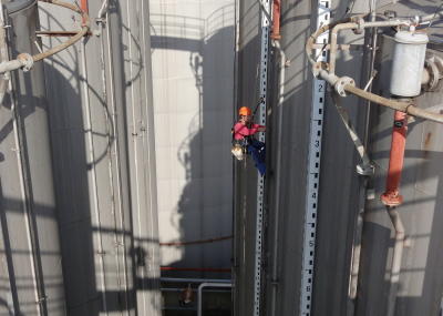 Elektroinstallation in Tanklager, Arbeit am Seil, Höhenarbeit
