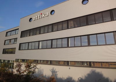 Leuchtwerbung montieren am Seil an schwer zugänglicher Stelle