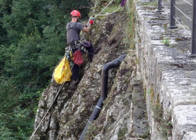 Sträucher schneiden und Moos entfernen am Kirchenfels Aarburg