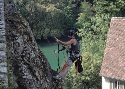 Sträucher schneiden und Moos entfernen am Kirchenfels Aarburg