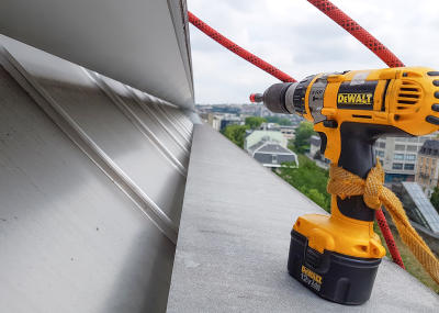 Kontrolle und Verstärkung von Beschattungslamellen auf Geschäftshaus