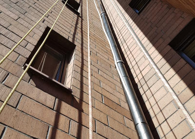 Montage Wasserleitung an zwei Hochhäusern im Alpenblick in Cham