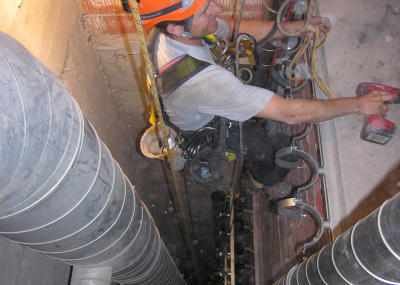 Montage am Seil, Abluftrohre in einem engen Schacht, Seilarbeit