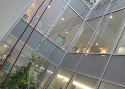 Industriekletterer bei Glasreinigung am hängenden Seil, in Lichtschacht