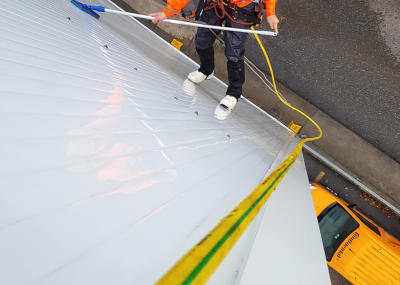 Fassadenreinigung an einem Lagerhaus