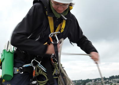 Industriekletterer bei Glasreinigung am hängenden Seil, Arbeit am Seil in der Höhe