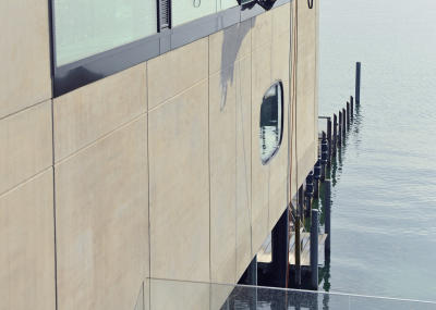 Glasreinigung am Seil in der Höhe, Gebäudereinigung mit Fassadenkletterer und Arbeit am Seil