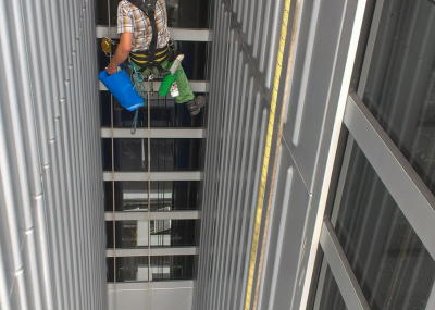 Regelmässige Reinigung an einem 41 m hohen Gebäude