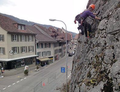 Felsräumung am Seil, Seilarbeit in Felswand, Felssicherung